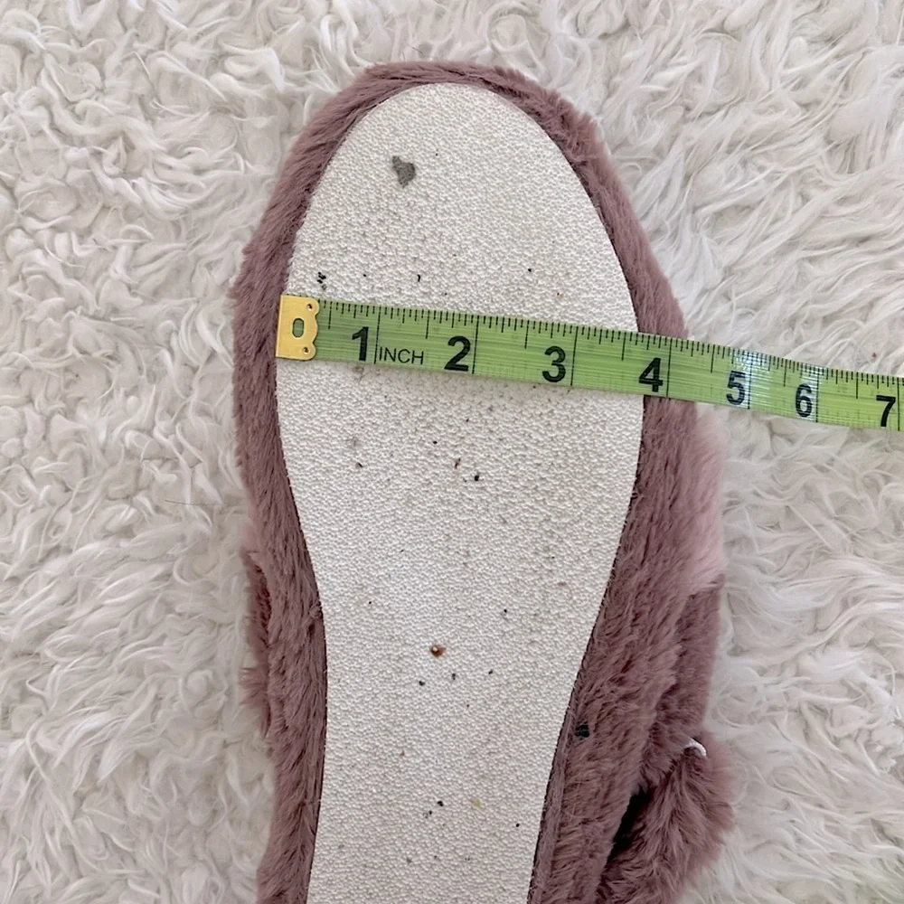 Fuzzy Slippers Pink and White Women's Size L 8-9 Houseshoes Cozy - Picture 10 of 10